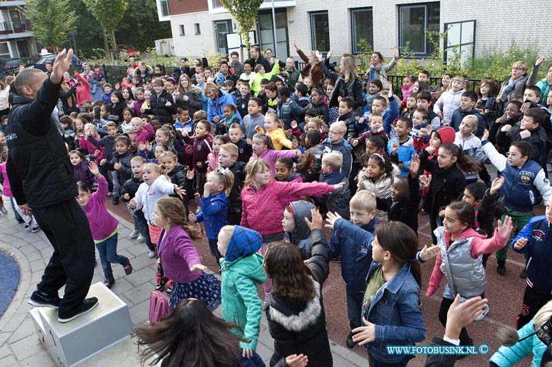 13100204.jpg - FOTOOPDRACHT:Dordrecht:2013:Op De John F. Kennedyschool aan de lokatie Bosstraat in Crabbehof is vanmorgen de kinderboekenweek feestelijk gestart met een openingsdans klaar voor de start op het schoolplein door de groepen 1 t/m 8.Deze digitale foto blijft eigendom van FOTOPERSBURO BUSINK. Wij hanteren de voorwaarden van het N.V.F. en N.V.J. Gebruik van deze foto impliceert dat u bekend bent  en akkoord gaat met deze voorwaarden bij publicatie.EB/ETIENNE BUSINK