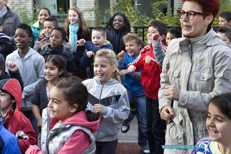 13100205.jpg - FOTOOPDRACHT:Dordrecht:2013:Op De John F. Kennedyschool aan de lokatie Bosstraat in Crabbehof is vanmorgen de kinderboekenweek feestelijk gestart met een openingsdans klaar voor de start op het schoolplein door de groepen 1 t/m 8.Deze digitale foto blijft eigendom van FOTOPERSBURO BUSINK. Wij hanteren de voorwaarden van het N.V.F. en N.V.J. Gebruik van deze foto impliceert dat u bekend bent  en akkoord gaat met deze voorwaarden bij publicatie.EB/ETIENNE BUSINK