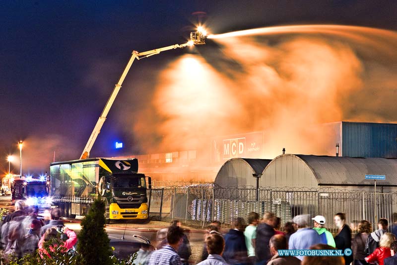 13100701.jpg - FOTOOPDRACHT:Sliedrecht:07-10-2013:Zeer grote brand het aan het begin van de avond bij het distributiecentrum voor supermarkten van MCD van de firma Boon aan de Marisstraat in Sliedrecht. De brandweer zette veel personeel en matrieel uit de gehele regio zuid holland zuid in. Het pand en enkelen vrachtwagens moeten volgens de brandweer als verloren beschoud worden.Deze digitale foto blijft eigendom van FOTOPERSBURO BUSINK. Wij hanteren de voorwaarden van het N.V.F. en N.V.J. Gebruik van deze foto impliceert dat u bekend bent  en akkoord gaat met deze voorwaarden bij publicatie.EB/ETIENNE BUSINK