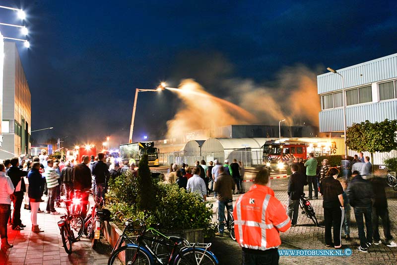 13100703.jpg - FOTOOPDRACHT:Sliedrecht:07-10-2013:Zeer grote brand het aan het begin van de avond bij het distributiecentrum voor supermarkten van MCD van de firma Boon aan de Marisstraat in Sliedrecht. De brandweer zette veel personeel en matrieel uit de gehele regio zuid holland zuid in. Het pand en enkelen vrachtwagens moeten volgens de brandweer als verloren beschoud worden.Deze digitale foto blijft eigendom van FOTOPERSBURO BUSINK. Wij hanteren de voorwaarden van het N.V.F. en N.V.J. Gebruik van deze foto impliceert dat u bekend bent  en akkoord gaat met deze voorwaarden bij publicatie.EB/ETIENNE BUSINK