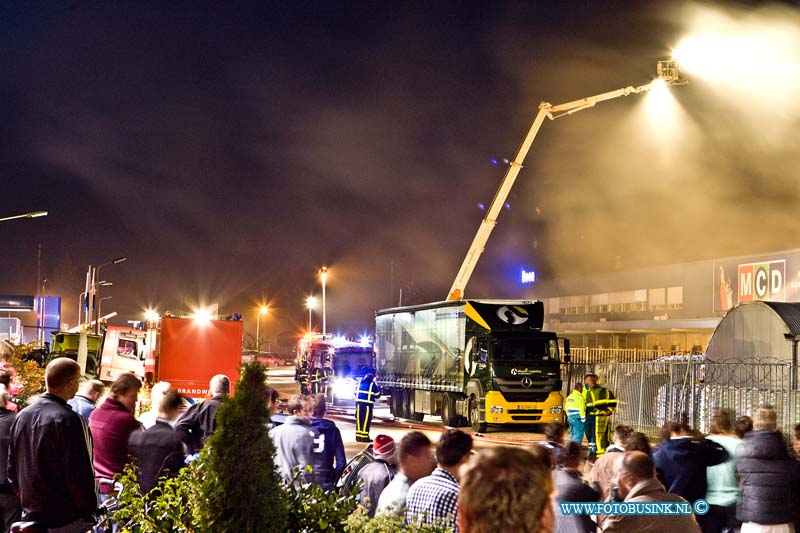 13100704.jpg - FOTOOPDRACHT:Sliedrecht:07-10-2013:Zeer grote brand het aan het begin van de avond bij het distributiecentrum voor supermarkten van MCD van de firma Boon aan de Marisstraat in Sliedrecht. De brandweer zette veel personeel en matrieel uit de gehele regio zuid holland zuid in. Het pand en enkelen vrachtwagens moeten volgens de brandweer als verloren beschoud worden.Deze digitale foto blijft eigendom van FOTOPERSBURO BUSINK. Wij hanteren de voorwaarden van het N.V.F. en N.V.J. Gebruik van deze foto impliceert dat u bekend bent  en akkoord gaat met deze voorwaarden bij publicatie.EB/ETIENNE BUSINK