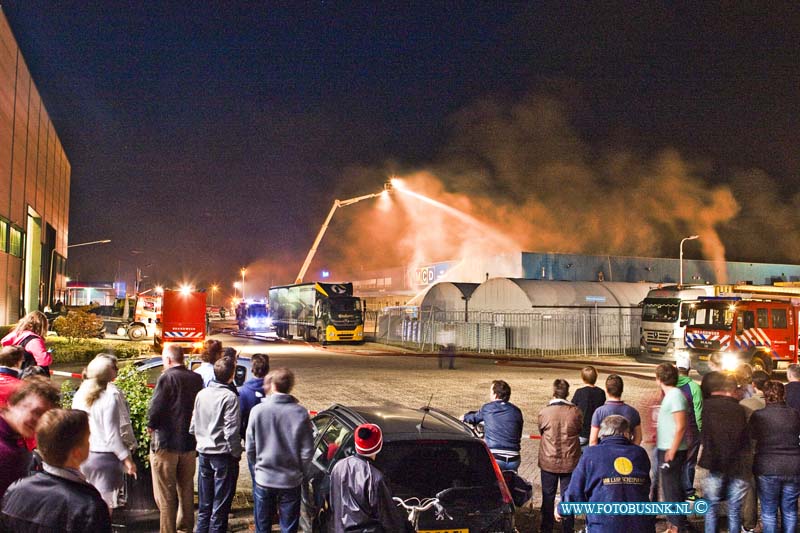 13100705.jpg - FOTOOPDRACHT:Sliedrecht:07-10-2013:Zeer grote brand het aan het begin van de avond bij het distributiecentrum voor supermarkten van MCD van de firma Boon aan de Marisstraat in Sliedrecht. De brandweer zette veel personeel en matrieel uit de gehele regio zuid holland zuid in. Het pand en enkelen vrachtwagens moeten volgens de brandweer als verloren beschoud worden.Deze digitale foto blijft eigendom van FOTOPERSBURO BUSINK. Wij hanteren de voorwaarden van het N.V.F. en N.V.J. Gebruik van deze foto impliceert dat u bekend bent  en akkoord gaat met deze voorwaarden bij publicatie.EB/ETIENNE BUSINK