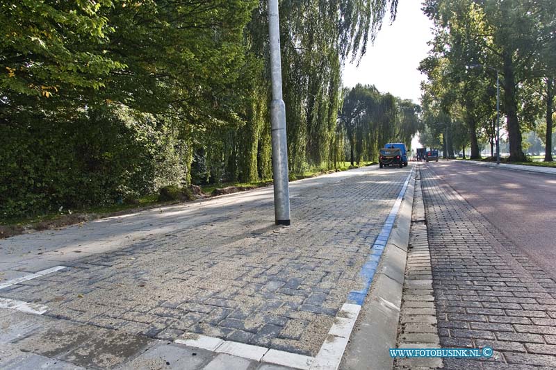 13100706.jpg - FOTOOPDRACHT:Dordrecht:10-10-2013:De nieuwe parkeerplaatsen aan de Nassauweg in de wijk oud krispijn voor de algemene begraafplaats die tijdens de verbouwing aan de weg zijn gemaakt hebben niet allemaal een goede functie? Het laatste parkeervak aan de kruisings rotonde met de Mariaweg, heeft wel een vreemd opstakel? Er staat een lantarenpaal midden in het nieuwe aangelegde parkeervak.Deze digitale foto blijft eigendom van FOTOPERSBURO BUSINK. Wij hanteren de voorwaarden van het N.V.F. en N.V.J. Gebruik van deze foto impliceert dat u bekend bent  en akkoord gaat met deze voorwaarden bij publicatie.EB/ETIENNE BUSINK