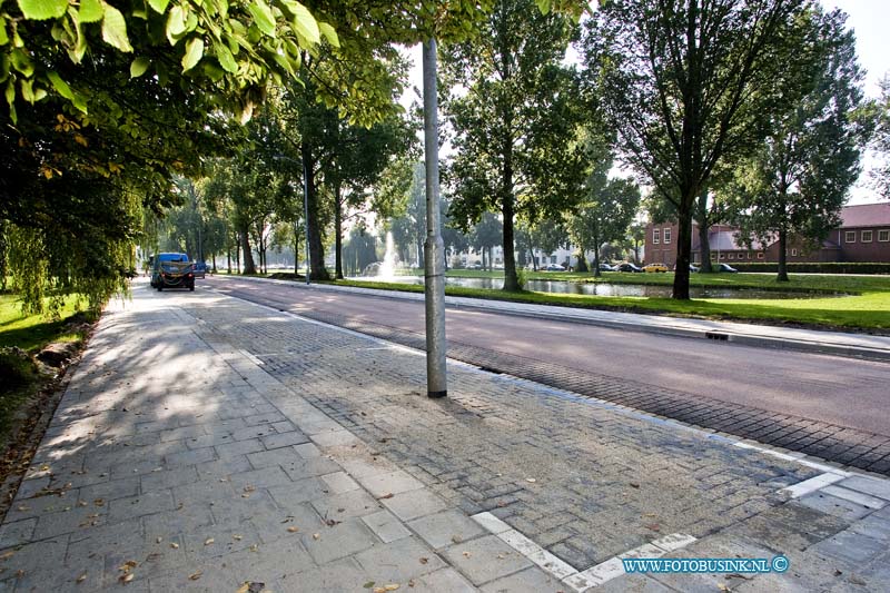 13100708.jpg - FOTOOPDRACHT:Dordrecht:10-10-2013:De nieuwe parkeerplaatsen aan de Nassauweg in de wijk oud krispijn voor de algemene begraafplaats die tijdens de verbouwing aan de weg zijn gemaakt hebben niet allemaal een goede functie? Het laatste parkeervak aan de kruisings rotonde met de Mariaweg, heeft wel een vreemd opstakel? Er staat een lantarenpaal midden in het nieuwe aangelegde parkeervak.Deze digitale foto blijft eigendom van FOTOPERSBURO BUSINK. Wij hanteren de voorwaarden van het N.V.F. en N.V.J. Gebruik van deze foto impliceert dat u bekend bent  en akkoord gaat met deze voorwaarden bij publicatie.EB/ETIENNE BUSINK