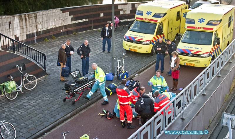 13101001.jpg - FOTOOPDRACHT:Dordrecht:10-102013:Een fietser uit Dordrecht komt ernstig ten val in tunnel laan der verenigde naties , een trauma helikopter komt hulp bieden. Het bewusteloze slachtoffer is met een spoedtransport overgebracht naar het Erasmus MC in Rotterdam. De fietser zou in botsing zijn gekomen met een andere fietser.Deze digitale foto blijft eigendom van FOTOPERSBURO BUSINK. Wij hanteren de voorwaarden van het N.V.F. en N.V.J. Gebruik van deze foto impliceert dat u bekend bent  en akkoord gaat met deze voorwaarden bij publicatie.EB/ETIENNE BUSINK