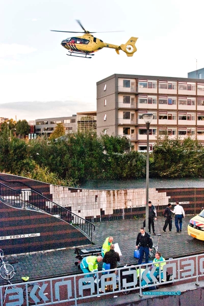 13101002.jpg - FOTOOPDRACHT:Dordrecht:10-102013:Een fietser uit Dordrecht komt ernstig ten val in tunnel laan der verenigde naties , een trauma helikopter komt hulp bieden. Het bewusteloze slachtoffer is met een spoedtransport overgebracht naar het Erasmus MC in Rotterdam. De fietser zou in botsing zijn gekomen met een andere fietser.Deze digitale foto blijft eigendom van FOTOPERSBURO BUSINK. Wij hanteren de voorwaarden van het N.V.F. en N.V.J. Gebruik van deze foto impliceert dat u bekend bent  en akkoord gaat met deze voorwaarden bij publicatie.EB/ETIENNE BUSINK