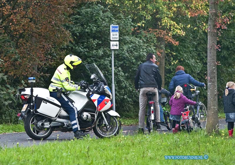 13101204.jpg - FOTOOPDRACHT:Hardinxveld-Giessendam:12-10-2013:Zeer grote brand in een loods in Hardinxveld-Giessendam. In de voormalige tegelhandel Modern aan de Giessenzoom.Het complex te koop. De brand is volgens de brandweer begonnen in een loods van 100 bij 50 meter. De brandweer gaf omwonenden het advies om uit de rook te blijven en ramen en deuren gesloten te houden. Er is asbest bij de brand vrijkomen. De Parallelweg is ter plaatse ontruimd. Het treinverkeer is stilgelegd tussen Gorinchem en Hardinxveld-Giessendam. Reizigers moeten rekening houden met een uur extra reistijd. De NS verwacht dat de stremming rond 18.30 uur is opgelost.Deze digitale foto blijft eigendom van FOTOPERSBURO BUSINK. Wij hanteren de voorwaarden van het N.V.F. en N.V.J. Gebruik van deze foto impliceert dat u bekend bent  en akkoord gaat met deze voorwaarden bij publicatie.EB/ETIENNE BUSINK