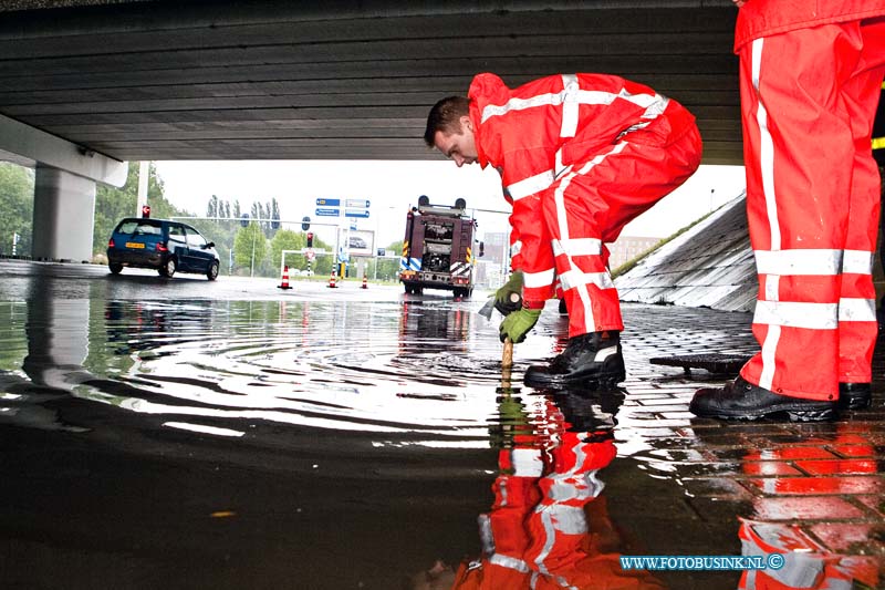 13101301.jpg - FOTOOPDRACHT:dORDRECHT:13-10-2013:Wateroverlast van zondag 13-10-2013 zorgde in de regio ook totoveel overlast, zoals onder het viadukt van de Overkampweg/N3 en de tunnel bij het Albert Schweitzer ziekenhuis locatie Dordwijk aan de Karel Kotsyweg.Deze digitale foto blijft eigendom van FOTOPERSBURO BUSINK. Wij hanteren de voorwaarden van het N.V.F. en N.V.J. Gebruik van deze foto impliceert dat u bekend bent  en akkoord gaat met deze voorwaarden bij publicatie.EB/ETIENNE BUSINK
