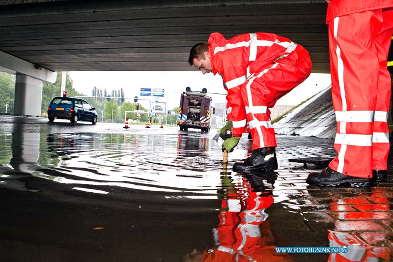 13101301.jpg - FOTOOPDRACHT:dORDRECHT:13-10-2013:Wateroverlast van zondag 13-10-2013 zorgde in de regio ook totoveel overlast, zoals onder het viadukt van de Overkampweg/N3 en de tunnel bij het Albert Schweitzer ziekenhuis locatie Dordwijk aan de Karel Kotsyweg.Deze digitale foto blijft eigendom van FOTOPERSBURO BUSINK. Wij hanteren de voorwaarden van het N.V.F. en N.V.J. Gebruik van deze foto impliceert dat u bekend bent  en akkoord gaat met deze voorwaarden bij publicatie.EB/ETIENNE BUSINK