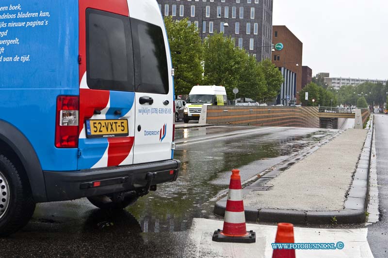 13101302.jpg - FOTOOPDRACHT:dORDRECHT:13-10-2013:Wateroverlast van zondag 13-10-2013 zorgde in de regio ook totoveel overlast, zoals onder het viadukt van de Overkampweg/N3 en de tunnel bij het Albert Schweitzer ziekenhuis locatie Dordwijk aan de Karel Kotsyweg.Deze digitale foto blijft eigendom van FOTOPERSBURO BUSINK. Wij hanteren de voorwaarden van het N.V.F. en N.V.J. Gebruik van deze foto impliceert dat u bekend bent  en akkoord gaat met deze voorwaarden bij publicatie.EB/ETIENNE BUSINK