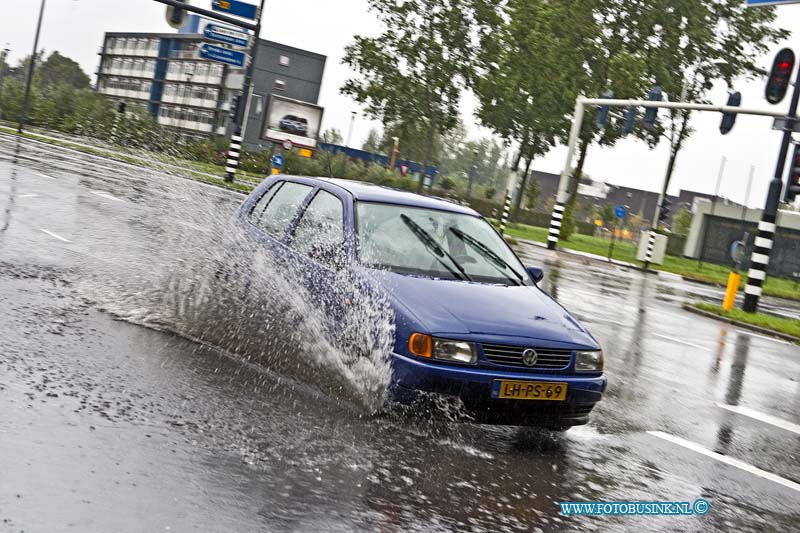 13101303.jpg - FOTOOPDRACHT:dORDRECHT:13-10-2013:Wateroverlast van zondag 13-10-2013 zorgde in de regio ook totoveel overlast, zoals onder het viadukt van de Overkampweg/N3 en de tunnel bij het Albert Schweitzer ziekenhuis locatie Dordwijk aan de Karel Kotsyweg.Deze digitale foto blijft eigendom van FOTOPERSBURO BUSINK. Wij hanteren de voorwaarden van het N.V.F. en N.V.J. Gebruik van deze foto impliceert dat u bekend bent  en akkoord gaat met deze voorwaarden bij publicatie.EB/ETIENNE BUSINK