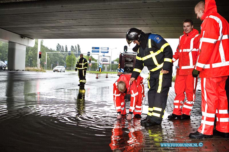 13101304.jpg - FOTOOPDRACHT:dORDRECHT:13-10-2013:Wateroverlast van zondag 13-10-2013 zorgde in de regio ook totoveel overlast, zoals onder het viadukt van de Overkampweg/N3 en de tunnel bij het Albert Schweitzer ziekenhuis locatie Dordwijk aan de Karel Kotsyweg.Deze digitale foto blijft eigendom van FOTOPERSBURO BUSINK. Wij hanteren de voorwaarden van het N.V.F. en N.V.J. Gebruik van deze foto impliceert dat u bekend bent  en akkoord gaat met deze voorwaarden bij publicatie.EB/ETIENNE BUSINK