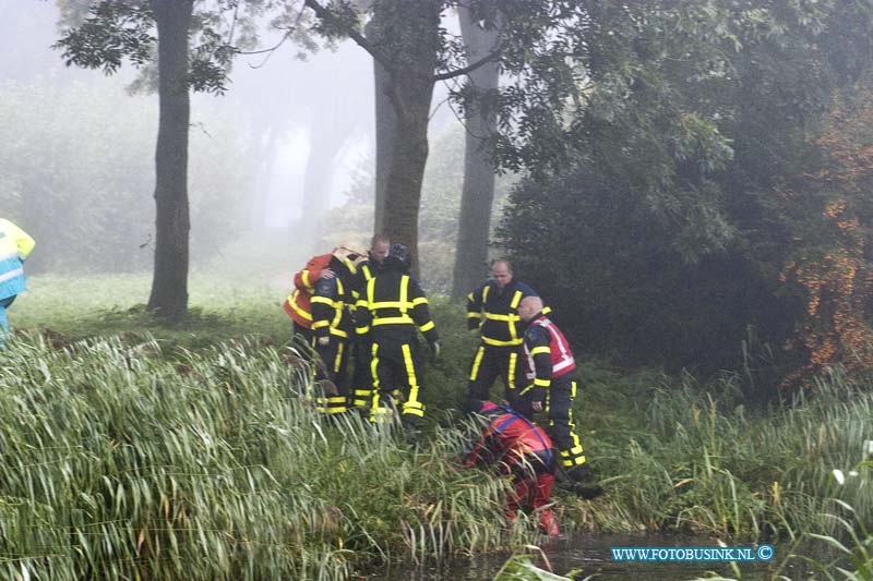 13101801.jpg - FOTOOPDRACHT:Dordrecht:2013:Vanmorgen is in de vijver aan de zijden van Abeelstraat een stoffelijk overschot gevonden, mogelijk gaat het hier om de sinds gisteren via buurt alert opgeven vermiste 72 jarige man. De brandweer heeft het stoffelijk overschot geborgen, de politie stelt een onderzoek in.Deze digitale foto blijft eigendom van FOTOPERSBURO BUSINK. Wij hanteren de voorwaarden van het N.V.F. en N.V.J. Gebruik van deze foto impliceert dat u bekend bent  en akkoord gaat met deze voorwaarden bij publicatie.EB/ETIENNE BUSINK