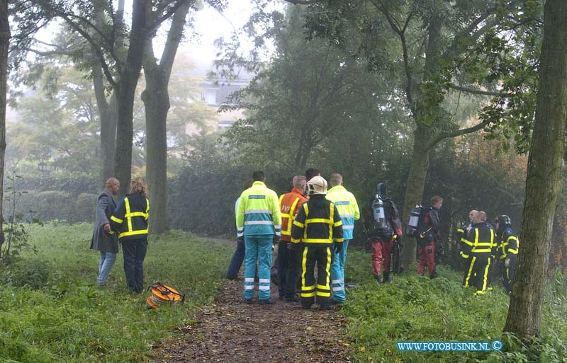 13101802.jpg - FOTOOPDRACHT:Dordrecht:2013:Vanmorgen is in de vijver aan de zijden van Abeelstraat een stoffelijk overschot gevonden, mogelijk gaat het hier om de sinds gisteren via buurt alert opgeven vermiste 72 jarige man. De brandweer heeft het stoffelijk overschot geborgen, de politie stelt een onderzoek in.Deze digitale foto blijft eigendom van FOTOPERSBURO BUSINK. Wij hanteren de voorwaarden van het N.V.F. en N.V.J. Gebruik van deze foto impliceert dat u bekend bent  en akkoord gaat met deze voorwaarden bij publicatie.EB/ETIENNE BUSINK