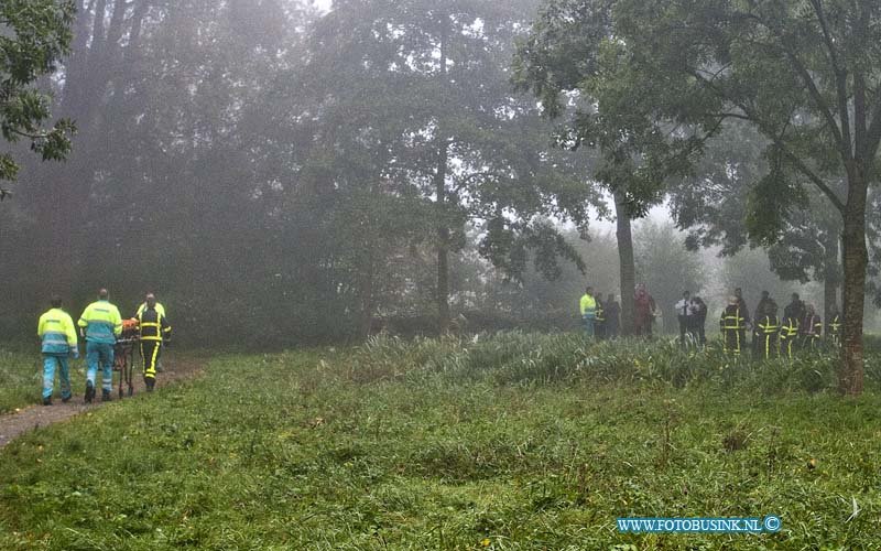 13101803.jpg - FOTOOPDRACHT:Dordrecht:2013:Vanmorgen is in de vijver aan de zijden van Abeelstraat een stoffelijk overschot gevonden, mogelijk gaat het hier om de sinds gisteren via buurt alert opgeven vermiste 72 jarige man. De brandweer heeft het stoffelijk overschot geborgen, de politie stelt een onderzoek in.Deze digitale foto blijft eigendom van FOTOPERSBURO BUSINK. Wij hanteren de voorwaarden van het N.V.F. en N.V.J. Gebruik van deze foto impliceert dat u bekend bent  en akkoord gaat met deze voorwaarden bij publicatie.EB/ETIENNE BUSINK