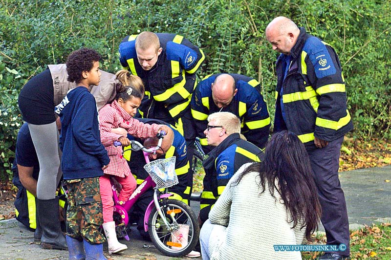 13102101.jpg - FOTOOPDRACHT:Dordrecht:21-10-2013:In de wijk sterrenburg op de blauwweg kwam een klein meisje bekneld te zitten met haar enkel en de trapper de brandweer moest er aan te pas komen om haar te bevrijden. Het Ambulance bekek het meisje geluk viel het letstel mee.Deze digitale foto blijft eigendom van FOTOPERSBURO BUSINK. Wij hanteren de voorwaarden van het N.V.F. en N.V.J. Gebruik van deze foto impliceert dat u bekend bent  en akkoord gaat met deze voorwaarden bij publicatie.EB/ETIENNE BUSINK