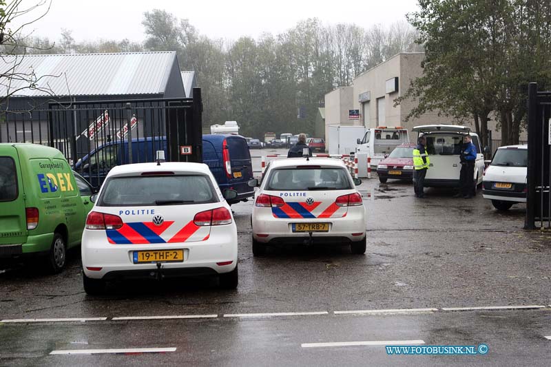 13111201.jpg - FOTOOPDRACHT:Dordrecht:12-11-2013:Bij en grote inval op het bedrijventerrein aan de Rijkstraatweg 42 te Dordrecht, worden alle bedrijven gecontrollerd door de Politie, Bbelasting dienst en de millieudienst. Wat er percies zoeken in niet bekend gemaakt.Deze digitale foto blijft eigendom van FOTOPERSBURO BUSINK. Wij hanteren de voorwaarden van het N.V.F. en N.V.J. Gebruik van deze foto impliceert dat u bekend bent  en akkoord gaat met deze voorwaarden bij publicatie.EB/ETIENNE BUSINK