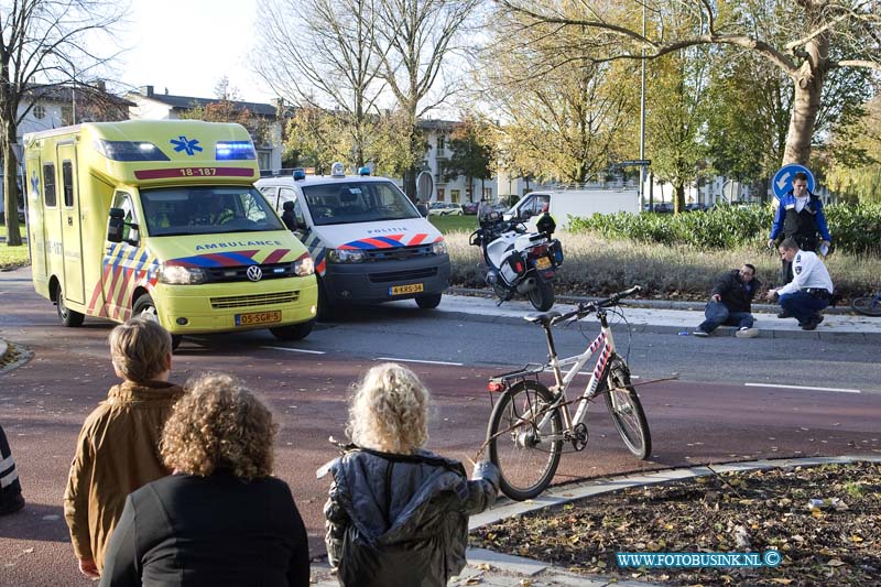 13111501.jpg - FOTOOPDRACHT:Dordrecht:15-11-2013:Nassauweg/Mariastraat Aanrijding auto/fietser door de onduidelijke verkeers situatie heeft het verkeer normaal op de rotonde voorrang, maar bij deze 1e kruising zijn geen voorrang borden en haaie tanden op het weg dek aangebacht zodat het verkeer van rechts wettelijk nu voorrang heeft terwijl op alle andere kruisingen van deze rotonde het verkeer op de rotonde voorrang heeft. Deze digitale foto blijft eigendom van FOTOPERSBURO BUSINK. Wij hanteren de voorwaarden van het N.V.F. en N.V.J. Gebruik van deze foto impliceert dat u bekend bent  en akkoord gaat met deze voorwaarden bij publicatie.EB/ETIENNE BUSINK