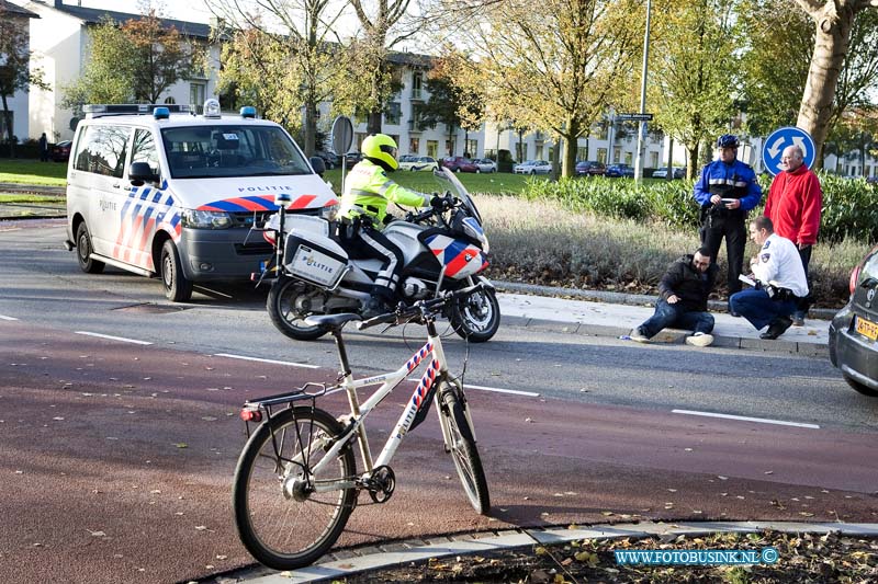 13111502.jpg - FOTOOPDRACHT:Dordrecht:15-11-2013:Nassauweg/Mariastraat Aanrijding auto/fietser door de onduidelijke verkeers situatie heeft het verkeer normaal op de rotonde voorrang, maar bij deze 1e kruising zijn geen voorrang borden en haaie tanden op het weg dek aangebacht zodat het verkeer van rechts wettelijk nu voorrang heeft terwijl op alle andere kruisingen van deze rotonde het verkeer op de rotonde voorrang heeft. Deze digitale foto blijft eigendom van FOTOPERSBURO BUSINK. Wij hanteren de voorwaarden van het N.V.F. en N.V.J. Gebruik van deze foto impliceert dat u bekend bent  en akkoord gaat met deze voorwaarden bij publicatie.EB/ETIENNE BUSINK