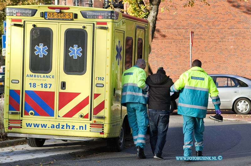 13111503.jpg - FOTOOPDRACHT:Dordrecht:15-11-2013:Nassauweg/Mariastraat Aanrijding auto/fietser door de onduidelijke verkeers situatie heeft het verkeer normaal op de rotonde voorrang, maar bij deze 1e kruising zijn geen voorrang borden en haaie tanden op het weg dek aangebacht zodat het verkeer van rechts wettelijk nu voorrang heeft terwijl op alle andere kruisingen van deze rotonde het verkeer op de rotonde voorrang heeft. Deze digitale foto blijft eigendom van FOTOPERSBURO BUSINK. Wij hanteren de voorwaarden van het N.V.F. en N.V.J. Gebruik van deze foto impliceert dat u bekend bent  en akkoord gaat met deze voorwaarden bij publicatie.EB/ETIENNE BUSINK