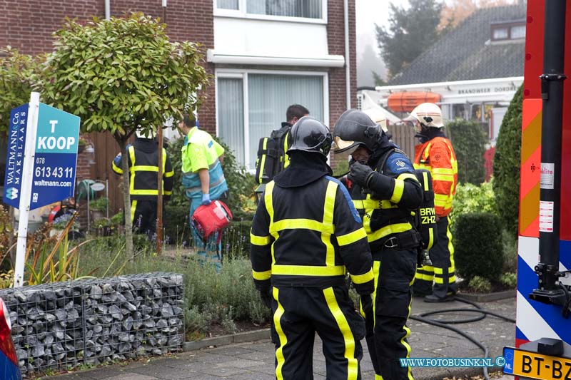 13111602.jpg - FOTOOPDRACHT:Dordrecht:16-11-2013:Bij een grote zolderbrand in een woning aan de Petunia te Dordrecht, maakte de brandweer middelbrand alarm en kreeg assistentie van de brandweer Zwijndrecht.. De zolder moet als verloren beschouwd worden, het ambulance personeel bekeek de licht gewond geraakte persoon. De brandweer zette de straat met lint af om toeschouwers op afstand te houden.Deze digitale foto blijft eigendom van FOTOPERSBURO BUSINK. Wij hanteren de voorwaarden van het N.V.F. en N.V.J. Gebruik van deze foto impliceert dat u bekend bent  en akkoord gaat met deze voorwaarden bij publicatie.EB/ETIENNE BUSINK