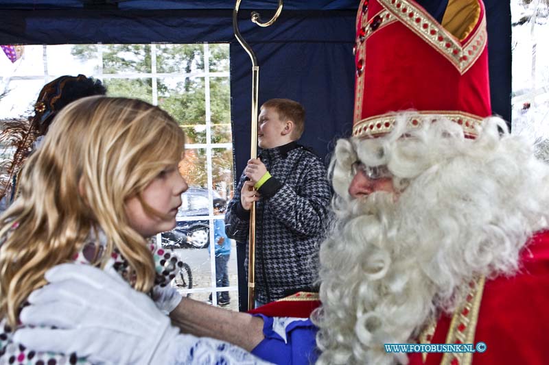 13112304.jpg - FOTOOPDRACHT:Dordrecht:23-11-2013:Dordrecht Paulusplein Sinterklaas en zwarte Piet in Nieuw KrispijnDeze digitale foto blijft eigendom van FOTOPERSBURO BUSINK. Wij hanteren de voorwaarden van het N.V.F. en N.V.J. Gebruik van deze foto impliceert dat u bekend bent  en akkoord gaat met deze voorwaarden bij publicatie.EB/ETIENNE BUSINK