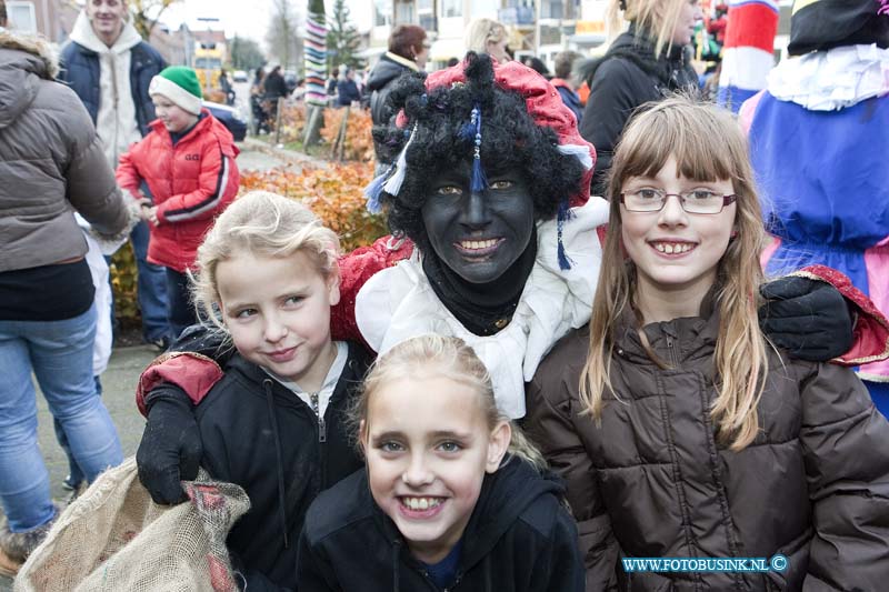13112307.jpg - FOTOOPDRACHT:Dordrecht:23-11-2013:Dordrecht Paulusplein Sinterklaas en zwarte Piet in Nieuw KrispijnDeze digitale foto blijft eigendom van FOTOPERSBURO BUSINK. Wij hanteren de voorwaarden van het N.V.F. en N.V.J. Gebruik van deze foto impliceert dat u bekend bent  en akkoord gaat met deze voorwaarden bij publicatie.EB/ETIENNE BUSINK