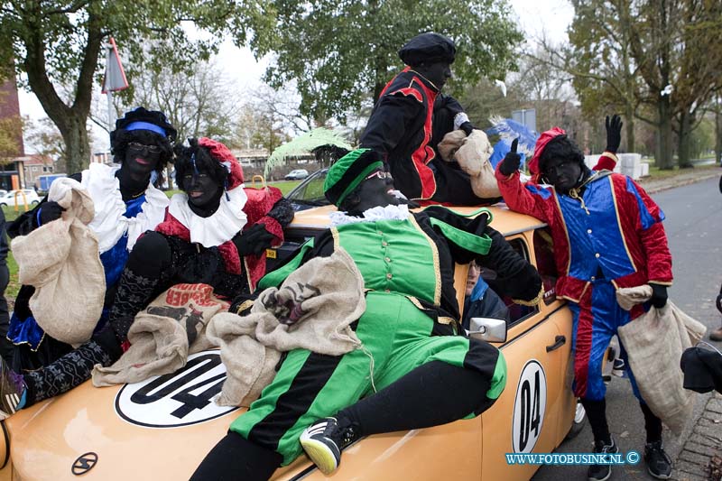 13112308.jpg - FOTOOPDRACHT:Dordrecht:23-11-2013:Dordrecht Paulusplein Sinterklaas en zwarte Piet in Nieuw KrispijnDeze digitale foto blijft eigendom van FOTOPERSBURO BUSINK. Wij hanteren de voorwaarden van het N.V.F. en N.V.J. Gebruik van deze foto impliceert dat u bekend bent  en akkoord gaat met deze voorwaarden bij publicatie.EB/ETIENNE BUSINK