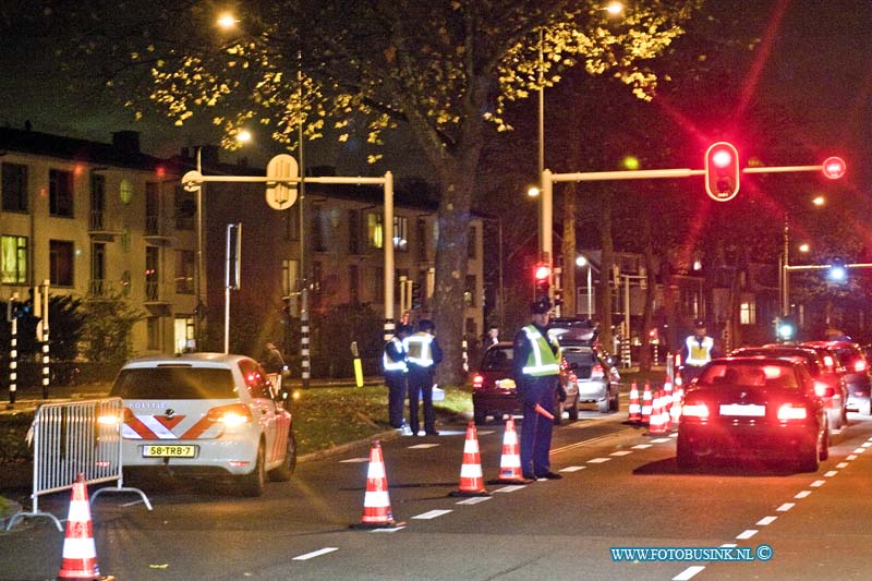 13112601.jpg - FOTOOPDRACHT:Dordrecht:26-11-2013:Politie, Belasting en OM doen Actie: Krispijn op slot. Actie tegen woninginbraak, mobiel banditisme en straatroof. oudkrispijn nieuw krispijn. Deze digitale foto blijft eigendom van FOTOPERSBURO BUSINK. Wij hanteren de voorwaarden van het N.V.F. en N.V.J. Gebruik van deze foto impliceert dat u bekend bent  en akkoord gaat met deze voorwaarden bij publicatie.EB/ETIENNE BUSINK