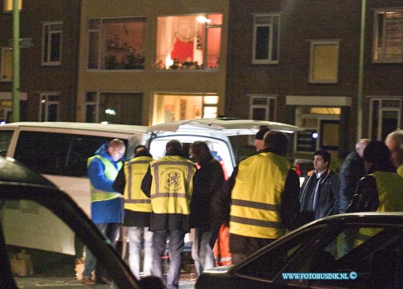 13112602.jpg - FOTOOPDRACHT:Dordrecht:26-11-2013:Politie, Belasting en OM doen Actie: Krispijn op slot. Actie tegen woninginbraak, mobiel banditisme en straatroof. oudkrispijn nieuw krispijn. Deze digitale foto blijft eigendom van FOTOPERSBURO BUSINK. Wij hanteren de voorwaarden van het N.V.F. en N.V.J. Gebruik van deze foto impliceert dat u bekend bent  en akkoord gaat met deze voorwaarden bij publicatie.EB/ETIENNE BUSINK