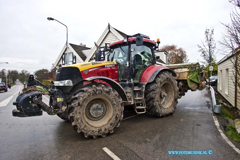 13112802.jpg - FOTOOPDRACHT:Dordrecht:28-11-2013:Protest omtrent de landbouwweg, die er mogelijk toch niet komt. Boeren en bewoners houden zaterdag een actie. contact persoon loonwerker Carrel van der Weijde. , hij rijdt geregeld met trekkers en ander materieel over de Wieldrechtse Zeedijk.Deze digitale foto blijft eigendom van FOTOPERSBURO BUSINK. Wij hanteren de voorwaarden van het N.V.F. en N.V.J. Gebruik van deze foto impliceert dat u bekend bent  en akkoord gaat met deze voorwaarden bij publicatie.EB/ETIENNE BUSINK