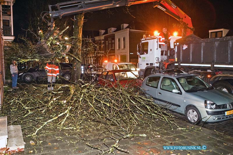 13120501.jpg - FOTOOPDRACHT:Dordrecht:05-12-2013:Op de Dubbeldamseweg ter hoogte van de Emmastraat is tijdens de storm rond 20.00 uur de top uit een boom gewaaid en op auto en de stoep terrecht gekomen. de auto's raakt licht beschadigd, een groen bedrijf haalde in opdracht van de gemeente Dordrecht de rsten van de boom gelijkweg.Deze digitale foto blijft eigendom van FOTOPERSBURO BUSINK. Wij hanteren de voorwaarden van het N.V.F. en N.V.J. Gebruik van deze foto impliceert dat u bekend bent  en akkoord gaat met deze voorwaarden bij publicatie.EB/ETIENNE BUSINK