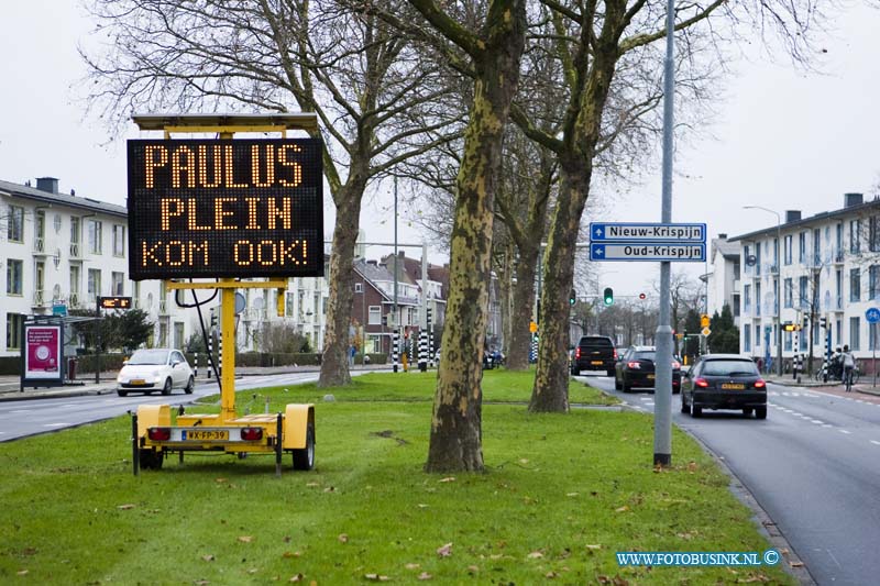 13120503.jpg - FOTOOPDRACHT:Dordrecht:05-12-2013:Op de Krispijnseweg-Hugo de Grootlaan staat deze dagen een Lichtreclame voor de Schaatsbaan die op het Paulusplein licht.Deze digitale foto blijft eigendom van FOTOPERSBURO BUSINK. Wij hanteren de voorwaarden van het N.V.F. en N.V.J. Gebruik van deze foto impliceert dat u bekend bent  en akkoord gaat met deze voorwaarden bij publicatie.EB/ETIENNE BUSINK