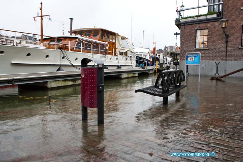 13120601.jpg - FOTOOPDRACHT:Dordrecht:06-12-2013:Het vele water dat langs Dordrecht door de rivieren stroomde leverde eigelijk weining overlast. Enkele kades en enkelen kelder liepen onder, maar dit gebeurt elk jaar wel een keertje.Deze digitale foto blijft eigendom van FOTOPERSBURO BUSINK. Wij hanteren de voorwaarden van het N.V.F. en N.V.J. Gebruik van deze foto impliceert dat u bekend bent  en akkoord gaat met deze voorwaarden bij publicatie.EB/ETIENNE BUSINK