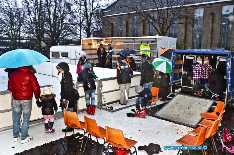 13120602.jpg - FOTOOPDRACHT:Dordrecht:06-12-2013:Officele opening van de schaatsbaan op het Paulusplein Nieuwe krispijn door Wedhouder Rinette Reynvaan.Deze digitale foto blijft eigendom van FOTOPERSBURO BUSINK. Wij hanteren de voorwaarden van het N.V.F. en N.V.J. Gebruik van deze foto impliceert dat u bekend bent  en akkoord gaat met deze voorwaarden bij publicatie.EB/ETIENNE BUSINK