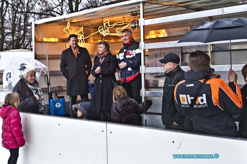 13120603.jpg - FOTOOPDRACHT:Dordrecht:06-12-2013:Officele opening van de schaatsbaan op het Paulusplein Nieuwe krispijn door Wedhouder Rinette Reynvaan.Deze digitale foto blijft eigendom van FOTOPERSBURO BUSINK. Wij hanteren de voorwaarden van het N.V.F. en N.V.J. Gebruik van deze foto impliceert dat u bekend bent  en akkoord gaat met deze voorwaarden bij publicatie.EB/ETIENNE BUSINK