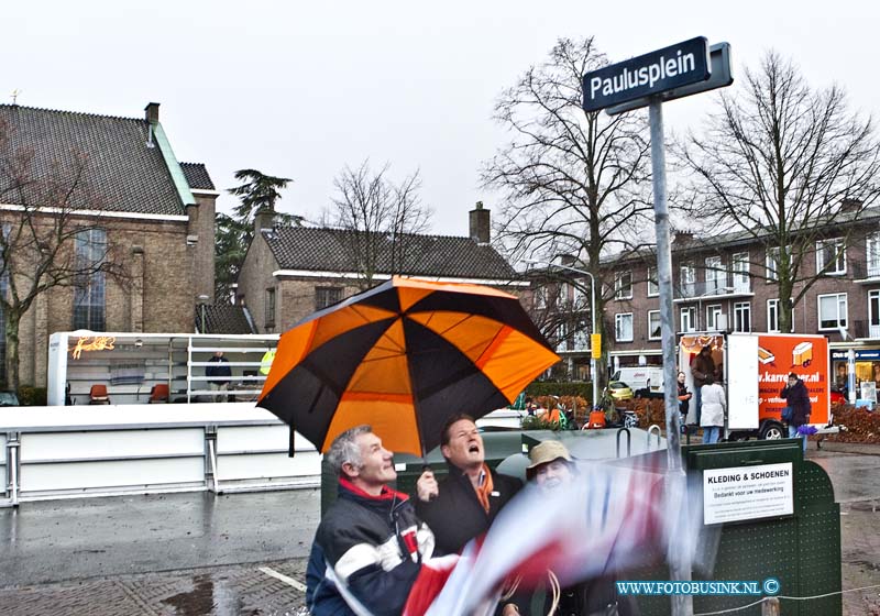 13120604.jpg - FOTOOPDRACHT:Dordrecht:06-12-2013:Officele Onthuling naambordtje Paulusplein Nieuwe krispijn door Wedhouder Rinette Reynvaan.Deze digitale foto blijft eigendom van FOTOPERSBURO BUSINK. Wij hanteren de voorwaarden van het N.V.F. en N.V.J. Gebruik van deze foto impliceert dat u bekend bent  en akkoord gaat met deze voorwaarden bij publicatie.EB/ETIENNE BUSINK