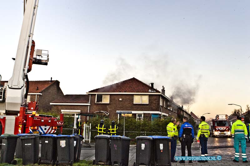 13121001.jpg - FOTOOPDRACHT:Dordrecht:10-12-2013:Dordrecht Voor een brand in de meterkast van een woning in de W.H.Mesdagstraat in Dordrecht heeft de brandweer vanmorgen middel alarm gemaakt, er kwam veel rook uit de woning er waren geen mensen in de woning aanwezig. De brand zorgde wel voor grote schade aan de woning en intrieur. De brandweer blus de brand vrij snel en de bewoonster bleek net een kwartier uit de woning te zijn vertrokken. Deze foto blijft eigendom van FOTOPERSBURO BUSINK. Wij hanteren de voorwaarden van het N.V.F. en N.V.J. Gebruik van deze foto impliceert dat u bekend bent  en akkoord gaat met deze voorwaarden bij publicatie.EB/ETIENNE BUSINK