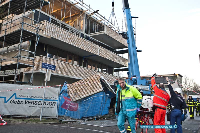 13121201.jpg - FOTOOPDRACHT:Dordrecht:12-12-2013:Foto: Links het gevallen balkon, rechts boven het te hangen balkon.Bij de bouw van een nieuwe flat aan de Karel Doormanlaan in Dordrecht is vanmorgen bij het inhangen van de balkons er eentje naar beneden gevallen op enkelen werknemmers, die daar door zwaar gewond raakte. Een Trauma helikopter en 4 Ambulances en de Brandweer bevrijde de beknelde werklui die onder het naar beneden gevallen balkon lagen. De gewonde zijn met spoed naar ziekenhuizen gebracht. De politie stelt een ondezoek in naar dit ernstige ongeval.Deze digitale foto blijft eigendom van FOTOPERSBURO BUSINK. Wij hanteren de voorwaarden van het N.V.F. en N.V.J. Gebruik van deze foto impliceert dat u bekend bent  en akkoord gaat met deze voorwaarden bij publicatie.EB/ETIENNE BUSINK