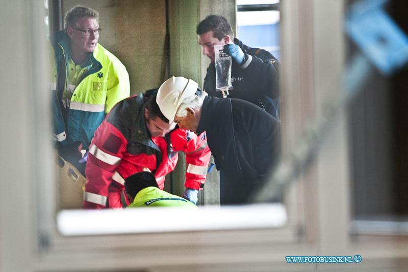 13121202.jpg - FOTOOPDRACHT:Dordrecht:12-12-2013:Foto: een van de gewonde werknemmers wordt door het Traum team verpleegd, nadat hij door de brandweer onder het balkon is gehaald.Bij de bouw van een nieuwe flat aan de Karel Doormanlaan in Dordrecht is vanmorgen bij het inhangen van de balkons er eentje naar beneden gevallen op enkelen werknemmers, die daar door zwaar gewond raakte. Een Trauma helikopter en 4 Ambulances en de Brandweer bevrijde de beknelde werklui die onder het naar beneden gevallen balkon lagen. De gewonde zijn met spoed naar ziekenhuizen gebracht. De politie stelt een ondezoek in naar dit ernstige ongeval.Deze digitale foto blijft eigendom van FOTOPERSBURO BUSINK. Wij hanteren de voorwaarden van het N.V.F. en N.V.J. Gebruik van deze foto impliceert dat u bekend bent  en akkoord gaat met deze voorwaarden bij publicatie.EB/ETIENNE BUSINK