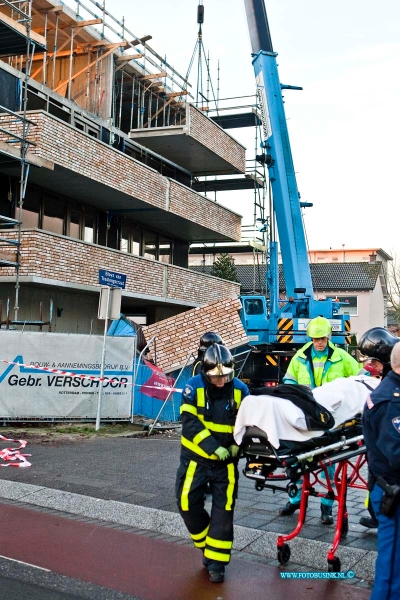 13121209.jpg - FOTOOPDRACHT:Dordrecht:12-12-2013:Bij de bouw van een nieuwe flat aan de Karel Doormanlaan in Dordrecht is vanmorgen bij het inhangen van de balkons er eentje naar beneden gevallen op enkelen werknemmers, die daar door zwaar gewond raakte. Een Trauma helikopter en 4 Ambulances en de Brandweer bevrijde de beknelde werklui die onder het naar beneden gevallen balkon lagen. De gewonde zijn met spoed naar ziekenhuizen gebracht. De politie stelt een ondezoek in naar dit ernstige ongeval.Deze digitale foto blijft eigendom van FOTOPERSBURO BUSINK. Wij hanteren de voorwaarden van het N.V.F. en N.V.J. Gebruik van deze foto impliceert dat u bekend bent  en akkoord gaat met deze voorwaarden bij publicatie.EB/ETIENNE BUSINK
