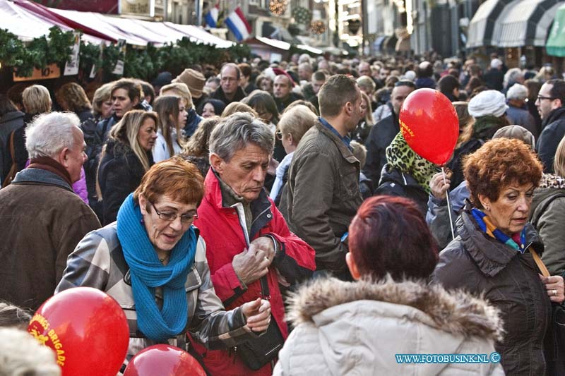 13121404.jpg - FOTOOPDRACHT:Dordrecht:14-12-2013:De Dordtse kerstmarkt en IjsbaanDeze digitale foto blijft eigendom van FOTOPERSBURO BUSINK. Wij hanteren de voorwaarden van het N.V.F. en N.V.J. Gebruik van deze foto impliceert dat u bekend bent  en akkoord gaat met deze voorwaarden bij publicatie.EB/ETIENNE BUSINK