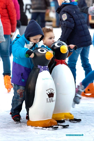 13121414.jpg - FOTOOPDRACHT:Dordrecht:14-12-2013:De Dordtse kerstmarkt en IjsbaanDeze digitale foto blijft eigendom van FOTOPERSBURO BUSINK. Wij hanteren de voorwaarden van het N.V.F. en N.V.J. Gebruik van deze foto impliceert dat u bekend bent  en akkoord gaat met deze voorwaarden bij publicatie.EB/ETIENNE BUSINK