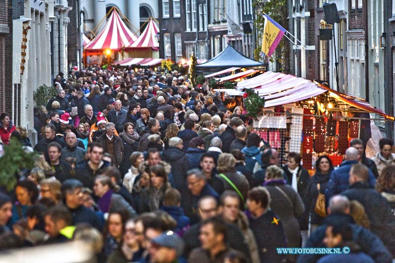 13121416.jpg - FOTOOPDRACHT:Dordrecht:14-12-2013:De Dordtse kerstmarkt en IjsbaanDeze digitale foto blijft eigendom van FOTOPERSBURO BUSINK. Wij hanteren de voorwaarden van het N.V.F. en N.V.J. Gebruik van deze foto impliceert dat u bekend bent  en akkoord gaat met deze voorwaarden bij publicatie.EB/ETIENNE BUSINK