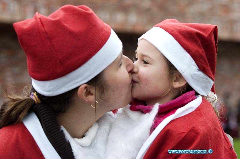 13122101.jpg - FOTOOPDRACHT::2013:Zo'n 1000 mensen deden mee aan de De SantaRun is een funloop van ca. 3 km die op 21 december a.s. door de gezamenlijke  Dordtse Rotary Clubs wordt georganiseerd, dwars door de prachtige historische binnenstad van Dordrecht. Start Kloostertuin Dordrecht. Deze digitale foto blijft eigendom van FOTOPERSBURO BUSINK. Wij hanteren de voorwaarden van het N.V.F. en N.V.J. Gebruik van deze foto impliceert dat u bekend bent  en akkoord gaat met deze voorwaarden bij publicatie.EB/ETIENNE BUSINK