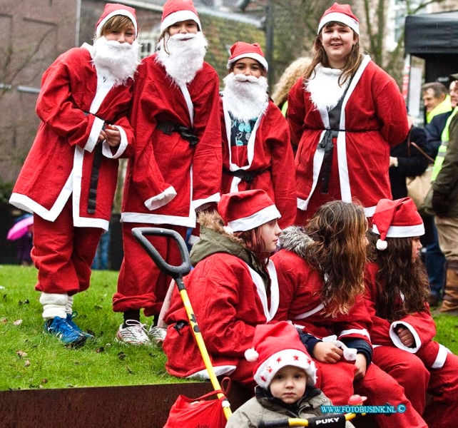 13122102.jpg - FOTOOPDRACHT::2013:Zo'n 1000 mensen deden mee aan de De SantaRun is een funloop van ca. 3 km die op 21 december a.s. door de gezamenlijke  Dordtse Rotary Clubs wordt georganiseerd, dwars door de prachtige historische binnenstad van Dordrecht. Start Kloostertuin Dordrecht. Deze digitale foto blijft eigendom van FOTOPERSBURO BUSINK. Wij hanteren de voorwaarden van het N.V.F. en N.V.J. Gebruik van deze foto impliceert dat u bekend bent  en akkoord gaat met deze voorwaarden bij publicatie.EB/ETIENNE BUSINK