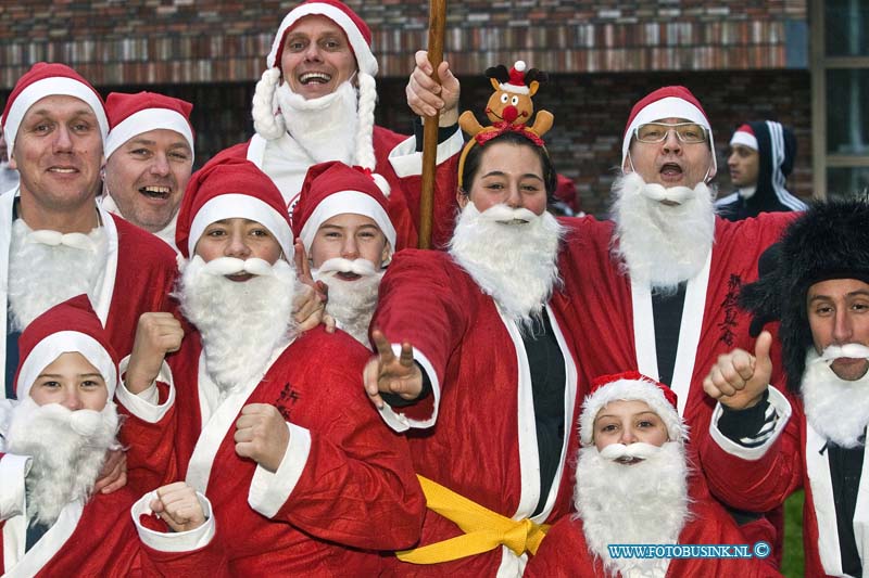 13122103.jpg - FOTOOPDRACHT::2013:Zo'n 1000 mensen deden mee aan de De SantaRun is een funloop van ca. 3 km die op 21 december a.s. door de gezamenlijke  Dordtse Rotary Clubs wordt georganiseerd, dwars door de prachtige historische binnenstad van Dordrecht. Start Kloostertuin Dordrecht. Deze digitale foto blijft eigendom van FOTOPERSBURO BUSINK. Wij hanteren de voorwaarden van het N.V.F. en N.V.J. Gebruik van deze foto impliceert dat u bekend bent  en akkoord gaat met deze voorwaarden bij publicatie.EB/ETIENNE BUSINK