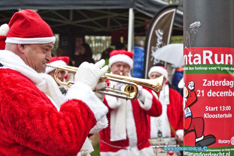 13122104.jpg - FOTOOPDRACHT::2013:Zo'n 1000 mensen deden mee aan de De SantaRun is een funloop van ca. 3 km die op 21 december a.s. door de gezamenlijke  Dordtse Rotary Clubs wordt georganiseerd, dwars door de prachtige historische binnenstad van Dordrecht. Start Kloostertuin Dordrecht. Deze digitale foto blijft eigendom van FOTOPERSBURO BUSINK. Wij hanteren de voorwaarden van het N.V.F. en N.V.J. Gebruik van deze foto impliceert dat u bekend bent  en akkoord gaat met deze voorwaarden bij publicatie.EB/ETIENNE BUSINK