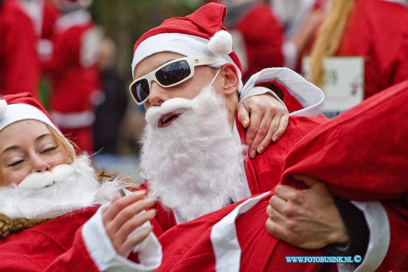 13122105.jpg - FOTOOPDRACHT::2013:Zo'n 1000 mensen deden mee aan de De SantaRun is een funloop van ca. 3 km die op 21 december a.s. door de gezamenlijke  Dordtse Rotary Clubs wordt georganiseerd, dwars door de prachtige historische binnenstad van Dordrecht. Start Kloostertuin Dordrecht. Deze digitale foto blijft eigendom van FOTOPERSBURO BUSINK. Wij hanteren de voorwaarden van het N.V.F. en N.V.J. Gebruik van deze foto impliceert dat u bekend bent  en akkoord gaat met deze voorwaarden bij publicatie.EB/ETIENNE BUSINK