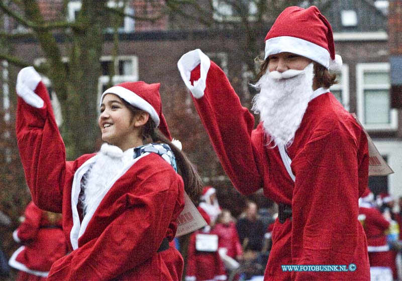 13122106.jpg - FOTOOPDRACHT::2013:Zo'n 1000 mensen deden mee aan de De SantaRun is een funloop van ca. 3 km die op 21 december a.s. door de gezamenlijke  Dordtse Rotary Clubs wordt georganiseerd, dwars door de prachtige historische binnenstad van Dordrecht. Start Kloostertuin Dordrecht. Deze digitale foto blijft eigendom van FOTOPERSBURO BUSINK. Wij hanteren de voorwaarden van het N.V.F. en N.V.J. Gebruik van deze foto impliceert dat u bekend bent  en akkoord gaat met deze voorwaarden bij publicatie.EB/ETIENNE BUSINK